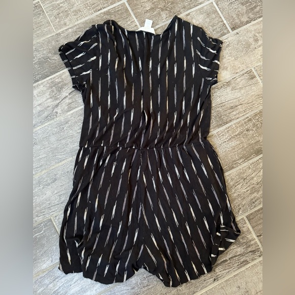 H&M Women Black Printed Jersey playsuit Romper‎ summer vacation large - Picture 5 of 5